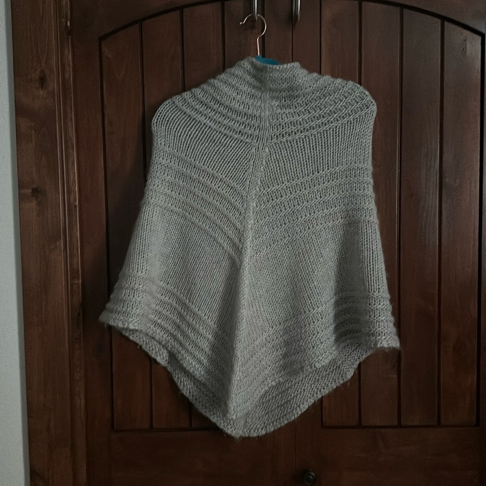 Raffael Bettini-Gray poncho